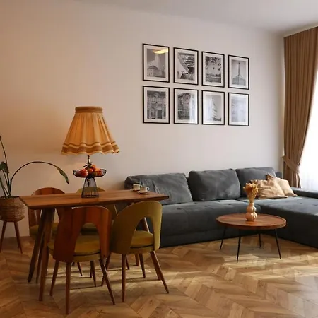 Apartment Timeless Near Center